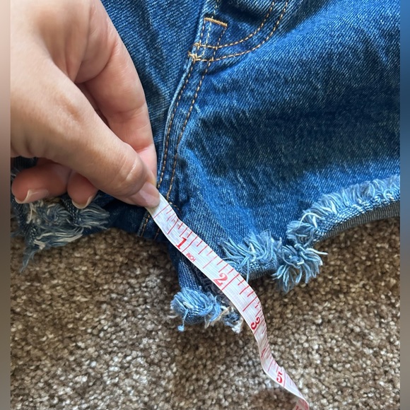 Women’s Levi’s 501 High Waisted Fringe Jean Shorts w/ Button Fly Western Sz 31 - Picture 10 of 12